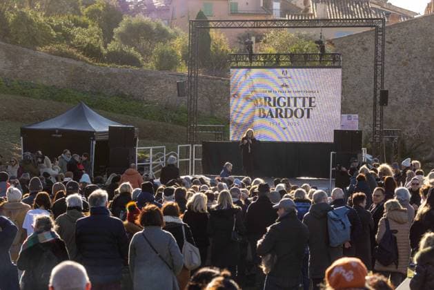 Public Tribute to Brigitte Bardot at The Pre Des Pecheurs - Saint-Tropez Admirers and local residents gather for a public tribute to Brigitte Bardot at the Pré des Pêcheurs, in the La Ponche district of Saint-Tropez after Brigitte Bardot s Funerals on January 7, 2026 in Saint-Tropez, France. Photo by Shootpix ABACAPRESS.COM Saint-Tropez France  Copyright: xShootpix ABACAx