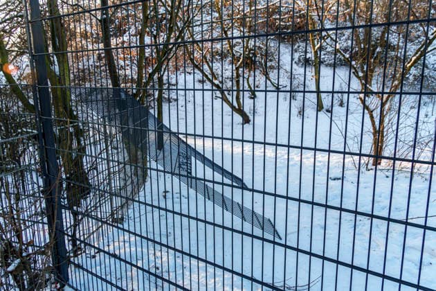 Loc h im neuen Metallzaun am Görlitzer Park, Wienerstrasse, Görli, Drogen, Gewalttaten, Razzien, Kriminalität, Sexualstrafdelikte, Raub, Friedrichshain- Kreuzberg, Berlin Sabotage am neuen Metallzaun Görlitzer Park, Görli, Zaun, Drogen, Gewalttaten, Razzien, Kriminalität, Sexualstrafdelikte, Raub, Friedrichshain- Kreuzberg, Berlin *** Loc h in the new metal fence at Görlitzer Park, Wienerstrasse, Görli, drugs, acts of violence, raids, crime, sexual offenses, robbery, Friedrichshain Kreuzberg, Berlin Sabotage at the new metal fence Görlitzer Park, Görli, fence, drugs, acts of violence, raids, crime, sexual offenses, robbery, Friedrichshain Kreuzberg, Berlin