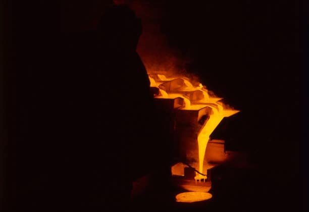 Flüssiges Gold fließt am 10. August 1976 in mehrere Gussformen, sichtbar durch die leuchtende Schmelze in dunkler Umgebung. Land unbekannt, 1970er. Dr. Kenneth Kaunda Distrikt-Geme Vaal Reefs Nordwest Süd Afrika *** Liquids Gold flows on 10 August 1976 in several Casting molds, visible through the Shining Melting in darker Environment Country unknown, 1970s Dr Kenneth Kaunda District GEME Vaal Reefs Northwest South Africa Copyright: xUnitedxArchivesx xSvenxSimonxArchives SVS_94020000217
