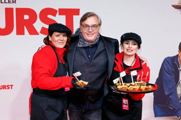 Entertainer Hape Kerkeling with two ladies handing out bratwurst to premiere guests at the world premiere of the film Extrawurst at the Lichtburg cinema in Essen Essen, 07 01 2026 NRW Germany Copyright: xChristophxHardtx