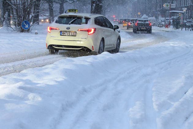 Driving snow on Thursday morning in Hamburg Cars struggle across a road covered in snow Barmbek Hamburg