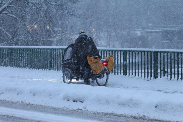 Driving snow on Thursday morning in Hamburg A woman struggles over a bridge on her cargo bike Barmbek Hamburg