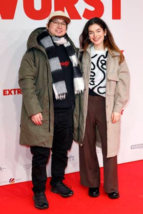 Shawn Bu with companion at the world premiere of the movie Extrawurst in the Lichtburg Essen, 07 01 2026 Foto:xT.xSchröerx xFuturexImagex extrawurst_6108