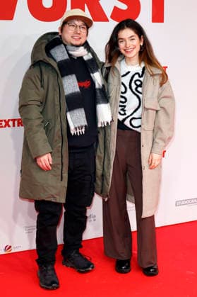 Shawn Bu with companion at the world premiere of the movie Extrawurst in the Lichtburg Essen, 07 01 2026 Foto:xT.xSchröerx xFuturexImagex extrawurst_6109