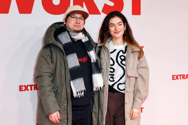 Shawn Bu with companion at the world premiere of the movie Extrawurst in the Lichtburg Essen, 07 01 2026 Foto:xT.xSchröerx xFuturexImagex extrawurst_6110