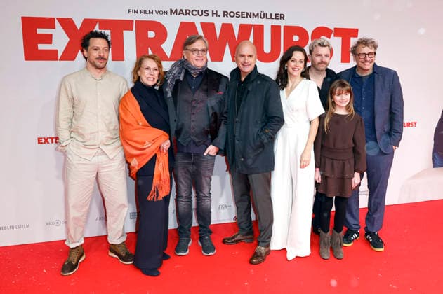 Fahri Yardim, Gaby Dohm, Hape Kerkeling, Christoph Maria Herbst, Anja Knauer, Friedrich Mücke, Rona Regiepi and Marcus H Rosenmüller at the world premiere of the feature film Extrawurst at the Lichtburg Essen, 07 01 2026 Foto:xT.xSchröerx xFuturexImagex extrawurst_6205