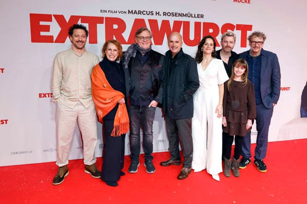 Fahri Yardim, Gaby Dohm, Hape Kerkeling, Christoph Maria Herbst, Anja Knauer, Friedrich Mücke, Rona Regiepi and Marcus H Rosenmüller at the world premiere of the feature film Extrawurst at the Lichtburg Essen, 07 01 2026 Foto:xT.xSchröerx xFuturexImagex extrawurst_6206
