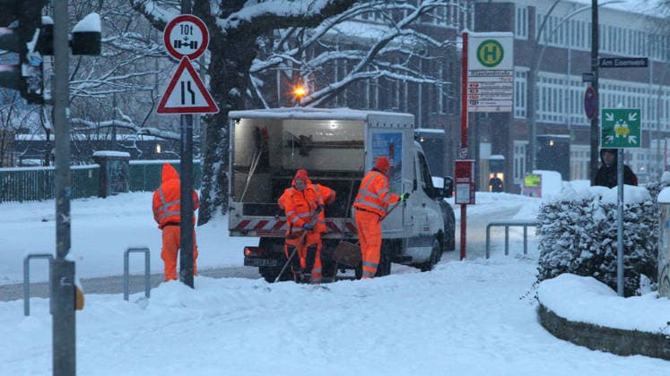 Driving snow on Thursday morning in Hamburg Employees from the winter road clearance service clear the Saarlandstraße bus stop with snow shovels Barmbek Hamburg