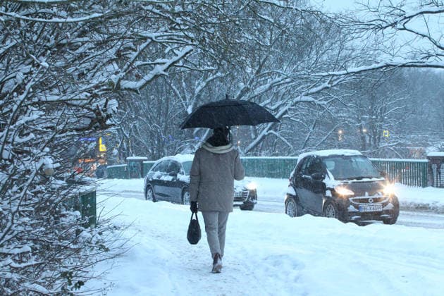 Driving snow on Thursday morning in Hamburg A man walks with an umbrella along a snow-covered sidewalk Barmbek Hamburg