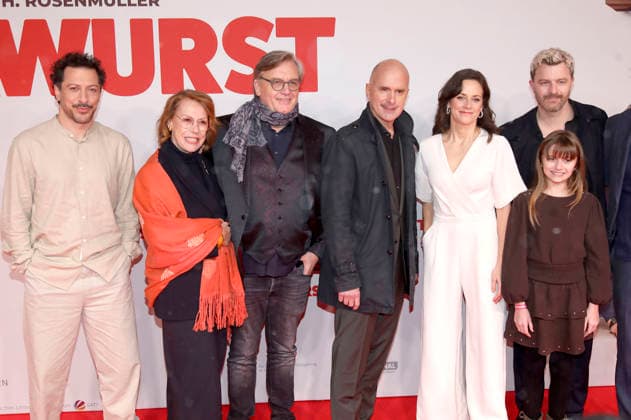 Fahri Yardim, Gaby Dohm, Hape Kerkeling, Christoph Maria Herbst, Anja Knauer, Friedrich Mücke and Rona Regiepi at the world premiere of the feature film Extrawurst at the Lichtburg Essen, 07 01 2026 Foto:xAgenturxWehnertx xGränzdörferx xFuturexImagex extrawurst_6244