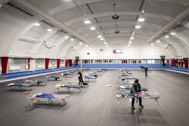 AMSTERDAM - A temporary shelter for the homeless is being set up in the Hogendorphal sports center. All the spaces in the regular shelters are full, now that it s freezing at night and there s a thick layer of snow. SIMON LENSKENS ANP netherlands out - belgium out  Copyright: xx x546689535x originalFilename: 546689535.jpg