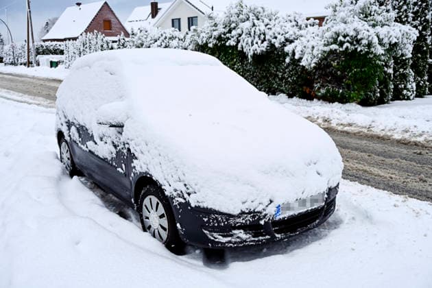 Snow-covered car on the side of the road in Kirchwerder, Hamburg, Germany ** NUR FUER REDAKTIONELLE ZWECKE ** EDITORIAL USE ONLY **