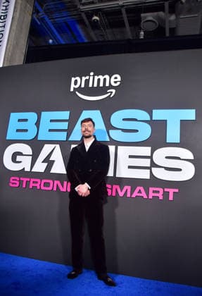 US: Stars take to red carpet in Los Angeles for Beast Games season 2 Im the picture Jimmy Donaldson. MrBeast is bringing back the heat with his popular competition series. The first three episodes of Beast Games Season 2 premiere on Wednesday, Jan. 7 on Prime Video. The inaugural season of the series, hosted by popular YouTuber James Jimmy Donaldson, better known as MrBeast, debuted in December 2024. In Season 2, 200 eager competitors play to win $5 million. The show is similar in many ways to the popular Netflix series Squid Game, though contestants don t fight to the death. They just go home when eliminated. Fans of challenge-based reality series won t want to miss a Survivor crossover episode. Filmed on Fiji, contestants will tak Copyright: AlbertoxSibaja