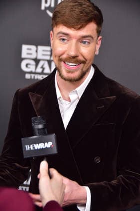 US: Stars take to red carpet in Los Angeles for Beast Games season 2 Im the picture Jimmy Donaldson. MrBeast is bringing back the heat with his popular competition series. The first three episodes of Beast Games Season 2 premiere on Wednesday, Jan. 7 on Prime Video. The inaugural season of the series, hosted by popular YouTuber James Jimmy Donaldson, better known as MrBeast, debuted in December 2024. In Season 2, 200 eager competitors play to win $5 million. The show is similar in many ways to the popular Netflix series Squid Game, though contestants don t fight to the death. They just go home when eliminated. Fans of challenge-based reality series won t want to miss a Survivor crossover episode. Filmed on Fiji, contestants will tak Copyright: AlbertoxSibaja