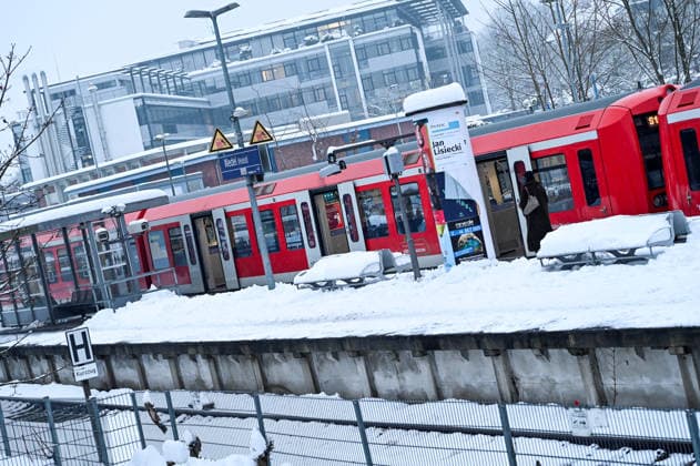 Germany, Schleswig Holstein, Wedel 08 01 2026 An S-Bahn train of the S1 line stands in the snow-covered station of Wedel Already in the run-up to storm Elli, there were considerable delays and train cancellations in Hamburgs public transport system on Thursday 08 01 2026 Public transport restrictions due to winter weather in Hamburg