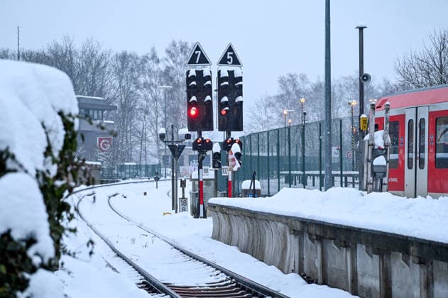 Germany, Schleswig Holstein, Wedel 08 01 2026 An S-Bahn train of the S1 line stands in the snow-covered station of Wedel Already in the run-up to storm Elli, there were considerable delays and train cancellations in Hamburgs public transport system on Thursday 08 01 2026 Public transport restrictions due to winter weather in Hamburg