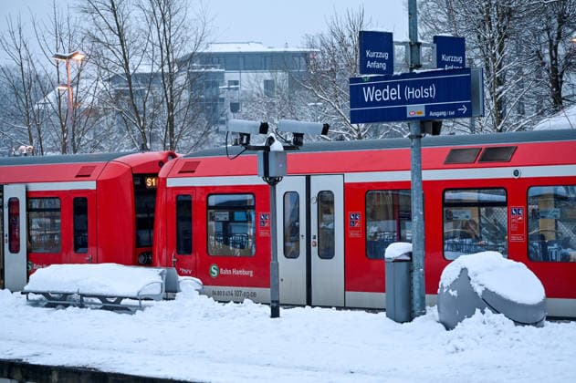 Germany, Schleswig Holstein, Wedel 08 01 2026 An S-Bahn train of the S1 line stands in the snow-covered station of Wedel Already in the run-up to storm Elli, there were considerable delays and train cancellations in Hamburgs public transport system on Thursday 08 01 2026 Public transport restrictions due to winter weather in Hamburg