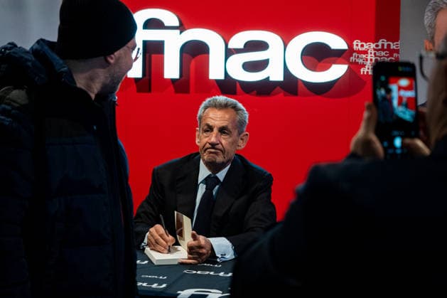 Nicolas Sarkozy at FNAC Lyon January 8, 2026 Nicolas Liponne MAXPPP Lyon 08 01 2026 Former French President Nicolas Sarkozy signing copies of his latest book, Le journal dun prisonnier A Prisoners Diary , written in prison during his incarceration at la santé prison after his conviction on September 25, 2025 to five years imprisonment for association de malfaiteurs , and a fine of 100,000 euros, in the Libyan case, at the FNAC in Lyon on January 8, 2026 Former French President Nicolas Sarkozy signing copies of his latest book, Le journal dun prisonnier A Prisoners Diary , written in prison during his incarceration at La Santé prison after his conviction on September 25, 2025, to five years in prison for criminal conspiracy and a fine of Ä  Copyright: xMAXPPPxNicolasxLiponnex NLP202601088123 NLP202601088123
