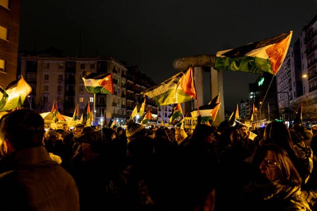 Atmosphere prior to the basketball match between Real Madrid and Maccabi Tel Aviv Dozens of people gather before the basketball match between Real Madrid and Maccabi Tel Aviv, at the Movistar Arena, on January 8, 2026, in Madrid Spain Before the match, a rally has been called with the slogan For genocide, Israel out of basketball 08 JANUARY 2026 Madrid Madrid Madrid Spain  Copyright: xRicardoxRubiox 7204937