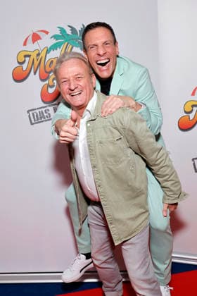 Presenter Uwe Hübner and producer Harald Reitinger at the premiere of the Mallorca musical Malle Ole das Musical, das ballert at the Theater am Marientor Duisburg, 08 01 2026 NRW Germany Copyright: xChristophxHardtx