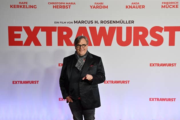 Hape KERKELING actor , single picture,cropped single motif,half figure,half figure premiere EXTRAWURST on 08 01 2026 at the Mathaeser cinema in Munich