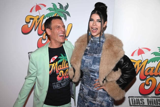 Harald REITINGER, producer, Micaela SCHAEFER, shepherd, model, red carpet, red carpet show, arrival, premiere of the musical MALLE OLE das Musical das ballert on 08 01 2026 at the Theater a Marientor, Duisburg