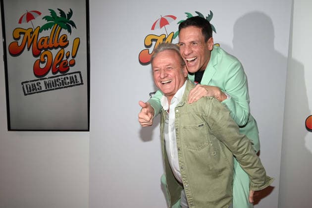 Uwe HUEBNER, Hübner, presenter, Harald REITINGER, producer, red carpet, red carpet show, arrival, premiere of the musical MALLE OLE das Musical das ballert on 08 01 2026 at the Theater a Marientor, Duisburg