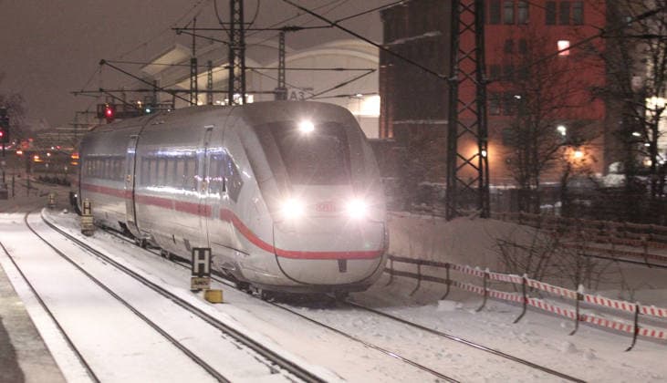A Deutsche Bahn Intercity Express ICE train passes the Sternschanze stop in snowstorms during storm Elli Sternschanze Hamburg