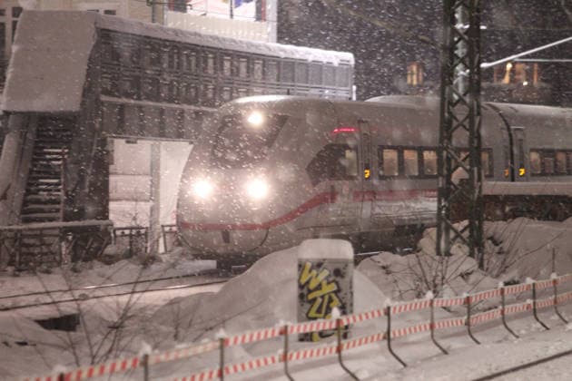 A Deutsche Bahn Intercity Express ICE train passes the Sternschanze stop in snowstorms during storm Elli Sternschanze Hamburg