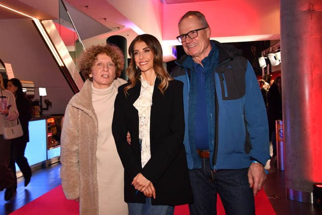 Cathy Hummels with her mother Marion Fischer and father Alfred Fischer at the Extrawurst movie premiere at the Mathaeser Filmpalast in Munich on 8 01 2026 in Munich Extrawurst movie premiere in Munich