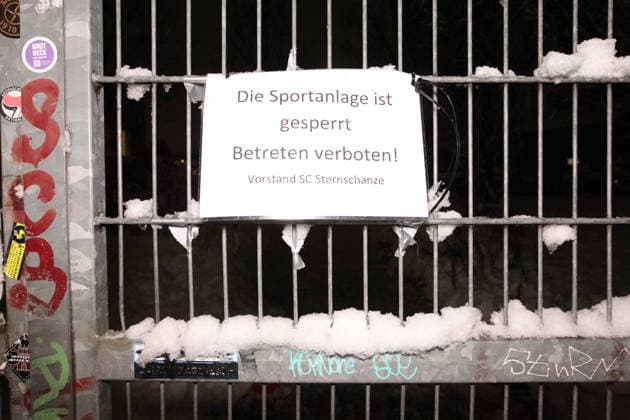 A sign has been placed on the fence of the artificial turf pitch of the district league club SC Sternschanze, indicating on behalf of the board of directors that the sports facility is closed The Hamburg Football Association HFV has ordered a general cancellation of all outdoor and indoor matches in the Han