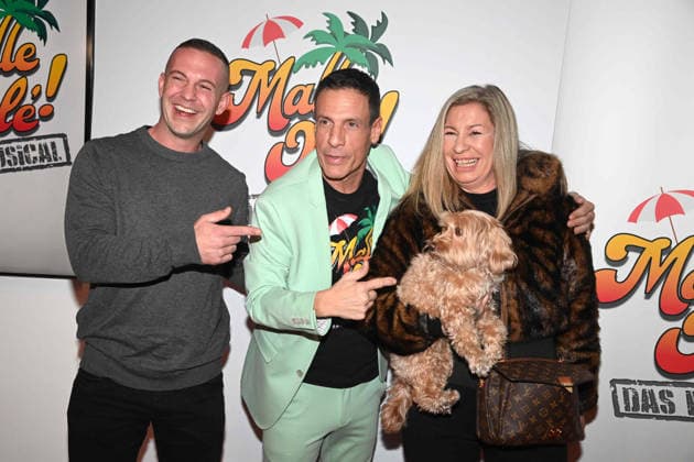MEL and ADDI, Melanie and Adrian, TV actors, Die Auswanderer, center Harald REITINGER, producer, red carpet, red carpet show, arrival, premiere of the musical MALLE OLE das Musical das ballert on 08 01 2026 at Theater a Marientor, Duisburg