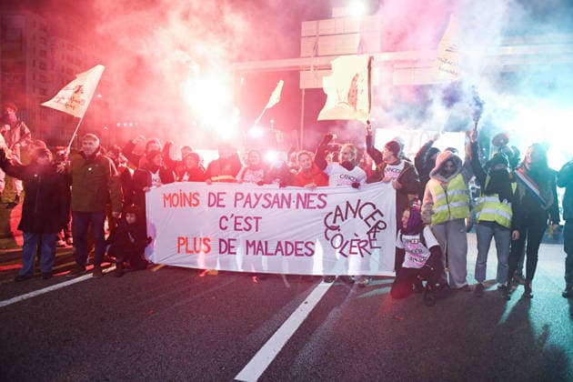 Confederation Paysanne Farmers Protest - Paris Members of the Confederation Paysanne farmers union during an action aimed at slowing traffic with tractors on Paris ring road near Porte de Montreuil to pressure the French government to block the Mercosur trade deal and protest against its handling of the nodular dermatitis epidemic in Paris, France on January 9, 2026. Photo by Florian Poitout ABACAPRESS.COM Paris France  Copyright: xPoitoutxFlorian ABACAx