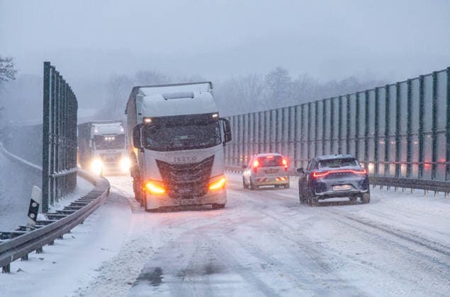 260109Schneesturm News ID: EN 2026-01-09 UPDATE Schneesturm Elli über dem Erzgebirge Schulschließungen, querstehende LKW und starke Schneeverwehungen Stollberg. Durch die Schneeverwehungen und dem Schneefall haben am Freitagmorgen vor allem LKW-Fahrer im Erzgebirge ihre Probleme gehabt. An der A72 Abfahrt Stollberg-West blieben mehrmals LKW an der Abfahrt hängen. Auch nicht anders sah es am Morgen auf der B180 zwischen dem Abzweig nach Brünlos und Stollberg aus. Mehrere LKW blieben auf Grund von Schneeglätte an einer Steigung hängen. Der Winterdienst war im Dauereinsatz, konnte aber nicht überall gleichzeitig den Schnee beräumen. Erstmeldung: Zwönitz. Sturmtief Elli hat am frühen Freitagmorgen auch das Erzgebirg