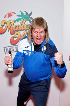 Comedian Thorsten Bär in his role as Uwe Der Kreisligaatrainer at the premiere of the Mallorca musical Malle Ole das Musical, das ballert at the Theater am Marientor Duisburg, 08 01 2026 NRW Germany Copyright: xChristophxHardtx
