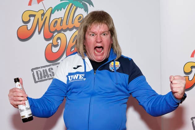 Comedian Thorsten Bär in his role as Uwe Der Kreisligaatrainer at the premiere of the Mallorca musical Malle Ole das Musical, das ballert at the Theater am Marientor Duisburg, 08 01 2026 NRW Germany Copyright: xChristophxHardtx
