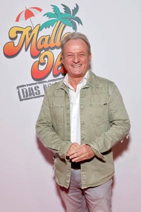 Presenter Uwe Hübner at the premiere of the Mallorca musical Malle Ole das Musical, das ballert at the Theater am Marientor Duisburg, 08 01 2026 NRW Germany Copyright: xChristophxHardtx