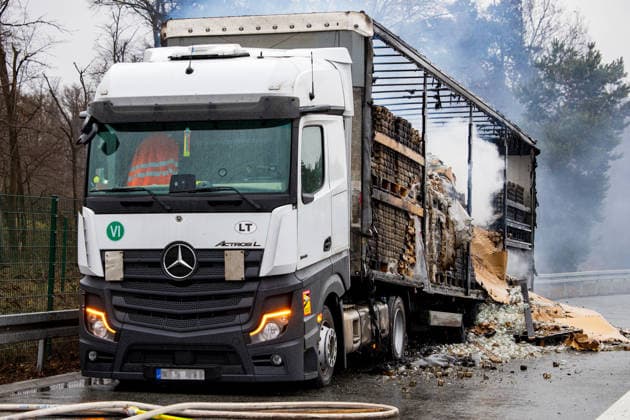 LKW-Brand auf A3 am Mönchhof-Dreieck Am 09.01.2026 um 12:10 Uhr kam es auf der A3 Frankfurt Richtung Köln zwischen dem Mönchhof Dreieck und Raunheim zu einem Brand an einem LKW Auflieger. Der Auflieger brannte im hinteren Bereich der Räder, ob das Feuer ursächlich aus diesem Bereich ausging, war zunächst nicht bekannt. Der LKW war mit Paletten mit Einmachgläsern beladen. Mehrere Feuerwehren waren mit Tanklöschfahrzeugen im Einsatz, ein Radlader des Technischen Hilfswerks wurde zum Entladen der Paletten angefordert. Die A3 Richtung Köln wurde voll gesperrt, die Verbindung zur A67 war nicht beeinträchtigt. Kelsterbach A3 Mönchhof-Dreieck Hessen Deutschland *** Truck fire on A3 at Mönchhof triangle On 09 01 2026 at 12 10 a.m., a fir
