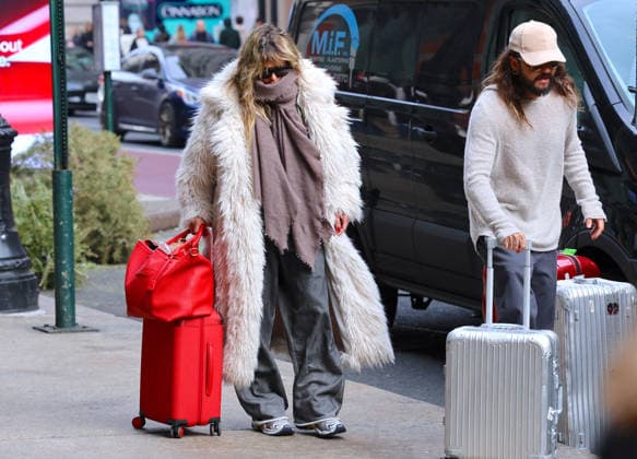 Heidi Klum and Tom Kaulitz out in New York Heidi Klum with her husband Tom Kaulitz are checking out their hotel in Soho, New York on January 9, 2026. Photo by Dylan Travis ABACAPRESS.COM New York NY  Copyright: xDylanxTravis ABACAx