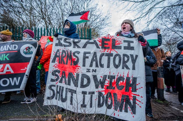 Filton 24 Palestine action court ruling at Woolwich Crown Court in London, UK - 9 Jan 2025 A protester chants slogans while holding a banner demanding Elbit Systems - weapons supplier to Israel be shut down by the UK Government, during a demonstration outside Woolwich Crown Court in London. Hundreds of pro-Palestinian protestors gathered as the first trial of the Filton 24 Palestine Action activists has its final day in court. Meanwhile some of the defendants have reached the lethal zone in their hunger strikes and are in danger of eminent death whilst awaiting the court’s verdict. London United Kingdom Copyright: xLabxMox xSOPAxImagesx LabMO_FILTON_24_PALESTINE_ACTION_COURT_RULING_SOPA_2