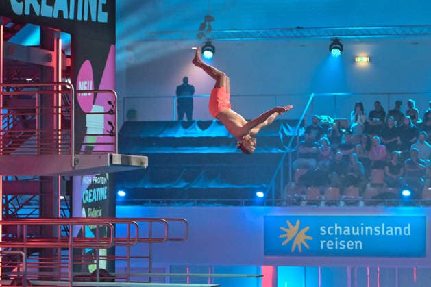 10 01 2026, xlakx, Entertainment, TV Total Turmspringen v l Paul Janke Ur Bachelor dares to jump from the diving boards of the swimming and diving hall in the Europasportpark SSE at the 15th edition of TV Total Turmspringen in Berlin a spectacular highlight of the show on ProSieben Berlin Daniel Lakomski