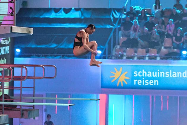 10 01 2026, xlakx, Entertainment, TV Total Turmspringen v l Actress Annabelle Mandeng dares to jump from the diving boards of the swimming and diving hall in the Europasportpark SSE in the 15th edition of TV Total Turmspringen in Berlin a spectacular highlight of the show on ProSieben Berlin Daniel Lakomski