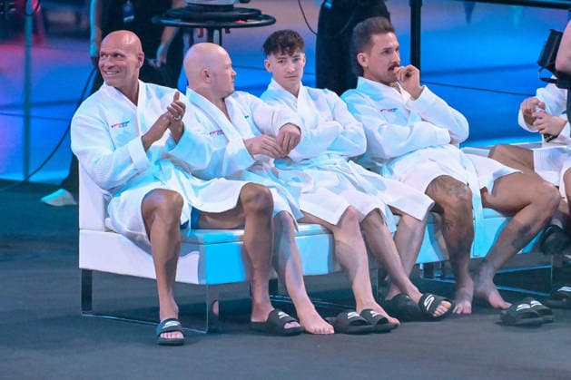 10 01 2026, xlakx, Entertainment, TV Total Turmspringen f l Thorsten Legat Ex soccer pro, fans, Fabian Hambuechen and Marcel Nguyen Ex gymnast and defending Olympic champion at the 15th edition of TV Total Turmspringen in Berlin from the diving boards of the swimming and diving hall in the Europasportpark SSE a spectacular highlight of the show on ProSieben Berlin Daniel Lakomski