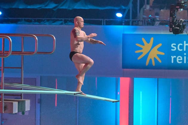 10 01 2026, xlakx, Entertainment, TV Total Turmspringen v l Fabian Hambuechen Olympic champion dares to jump from the diving boards of the swimming and diving hall in the Europasportpark SSE at the 15th edition of TV Total Turmspringen in Berlin a spectacular highlight of the show on ProSieben Berlin Daniel Lakomski