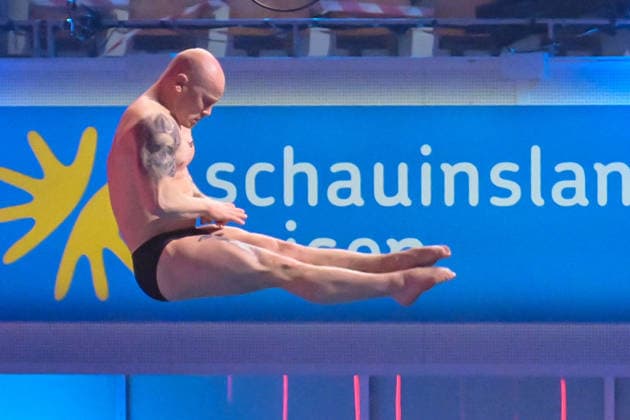 10 01 2026, xlakx, Entertainment, TV Total Turmspringen v l Fabian Hambuechen Olympic champion dares to jump from the diving boards of the swimming and diving hall in the Europasportpark SSE at the 15th edition of TV Total Turmspringen in Berlin a spectacular highlight of the show on ProSieben Berlin Daniel Lakomski