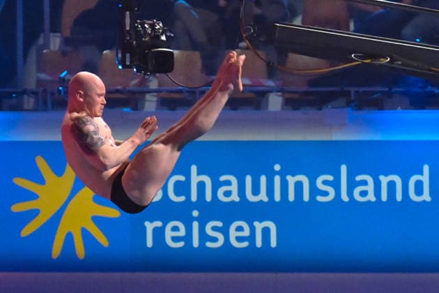 10 01 2026, xlakx, Entertainment, TV Total Turmspringen v l Fabian Hambuechen Olympic champion dares to jump from the diving boards of the swimming and diving hall in the Europasportpark SSE at the 15th edition of TV Total Turmspringen in Berlin a spectacular highlight of the show on ProSieben Berlin Daniel Lakomski
