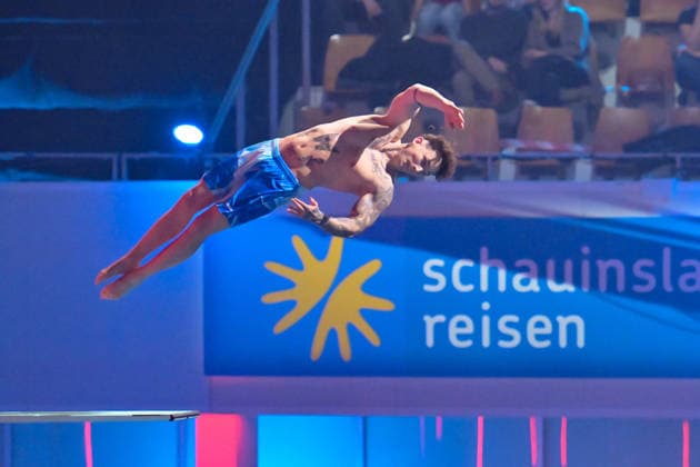 10 01 2026, xlakx, Entertainment, TV Total Turmspringen v l Marcel Nguyen Ex gymnast and defending champion dares to jump from the diving boards of the swimming and diving hall in the Europasportpark SSE at the 15th edition of TV Total Turmspringen in Berlin a spectacular highlight of the show on ProSieben Berlin Daniel Lakomski
