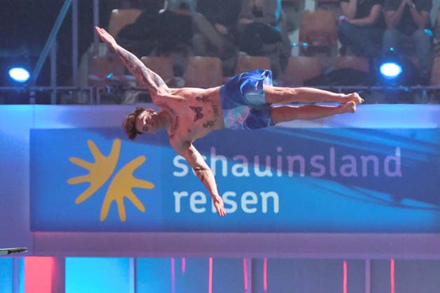 10 01 2026, xlakx, Entertainment, TV Total Turmspringen v l Marcel Nguyen Ex gymnast and defending champion dares to jump from the diving boards of the swimming and diving hall in the Europasportpark SSE at the 15th edition of TV Total Turmspringen in Berlin a spectacular highlight of the show on ProSieben Berlin Daniel Lakomski