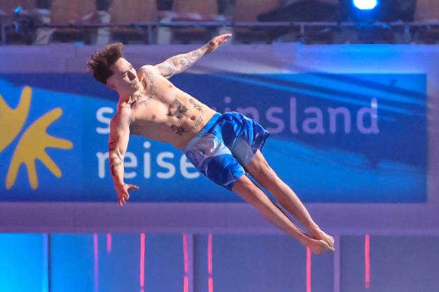 10 01 2026, xlakx, Entertainment, TV Total Turmspringen v l Marcel Nguyen Ex gymnast and defending champion dares to jump from the diving boards of the swimming and diving hall in the Europasportpark SSE at the 15th edition of TV Total Turmspringen in Berlin a spectacular highlight of the show on ProSieben Berlin Daniel Lakomski