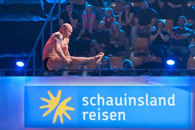 10 01 2026, xlakx, Entertainment, TV Total Turmspringen v l Fabian Hambuechen Olympic champion dares to jump from the diving boards of the swimming and diving hall in the Europasportpark SSE at the 15th edition of TV Total Turmspringen in Berlin a spectacular highlight of the show on ProSieben Berlin Daniel Lakomski